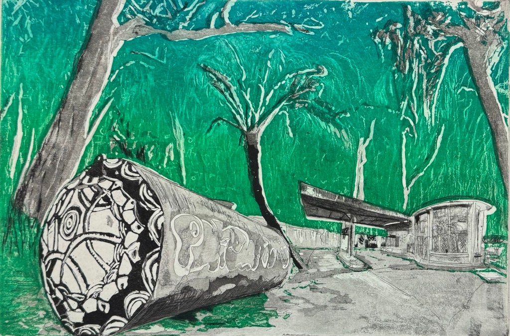 Gravure en eau-forte et aquatinte représentant une station-service abandonnée envahie par une végétation dense, dans des tonalités vertes et noires.